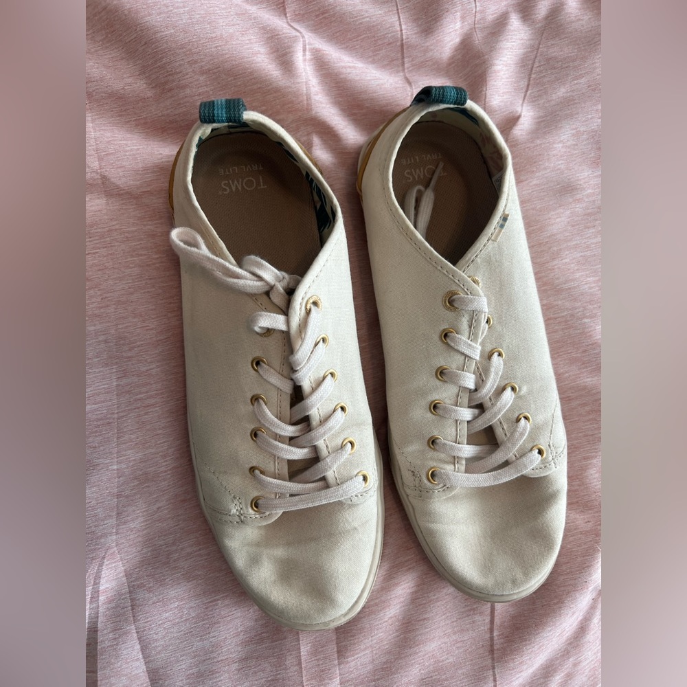 Toms travel lit low top tennies - 8.5